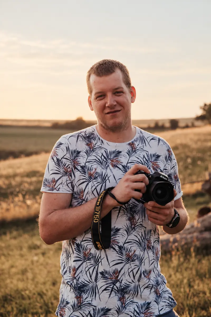 David Rubeš, svatební fotograf, s fotoaparátem